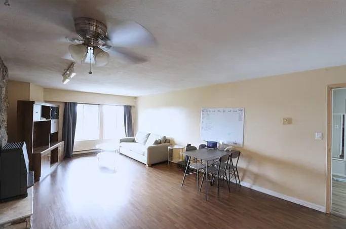 1124 Holdom Ave — Photo 2