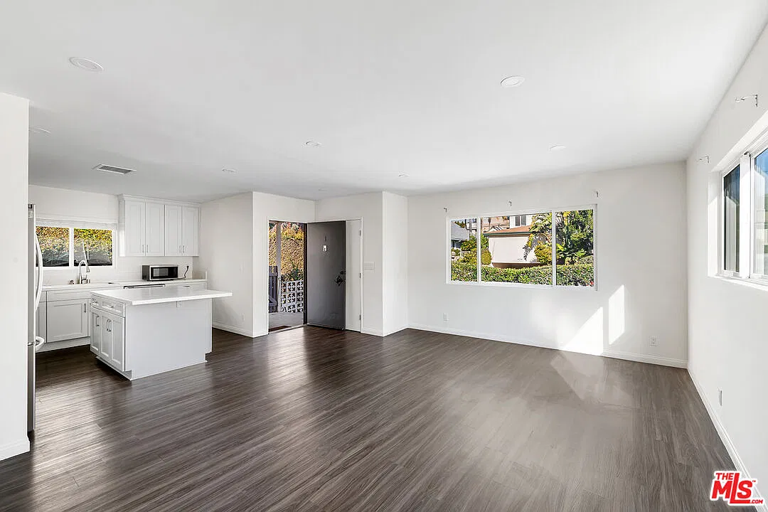 3 bed, 2.0 bath, 1250 sqft, $4,500 — Photo 2