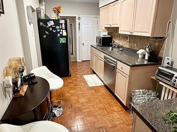 3rd image of 54 College Pl