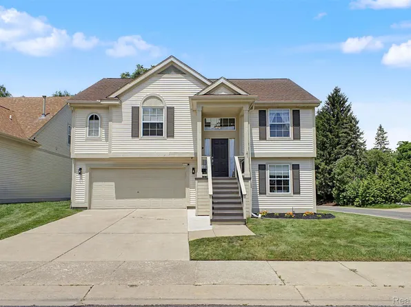6400 Lake Meadow Dr, Waterford, MI 48327