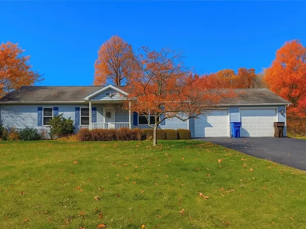 7 Staffordshire Dr, Grove City, PA 16127