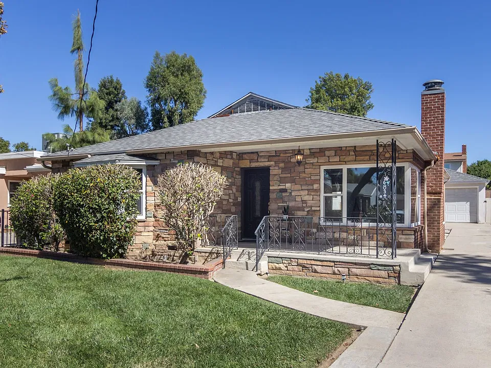 6834 Forbes Ave