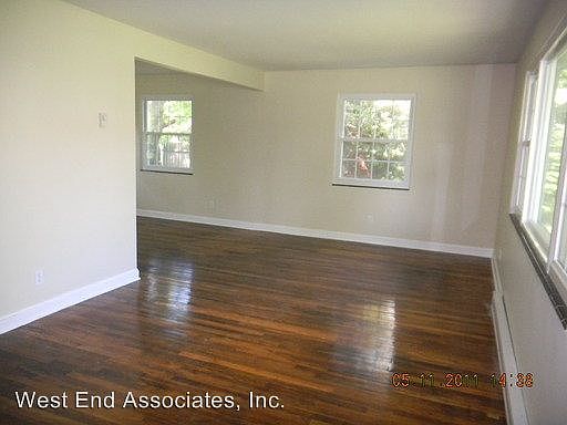 2nd image of 937 Evergreen St