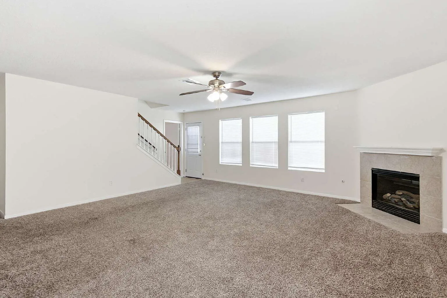 4 bed, 2.5 bath, 2700 sqft, $1,950 — Photo 1