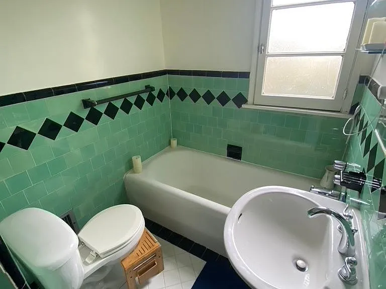 Shared Bathroom (feat. separate tub / shower)