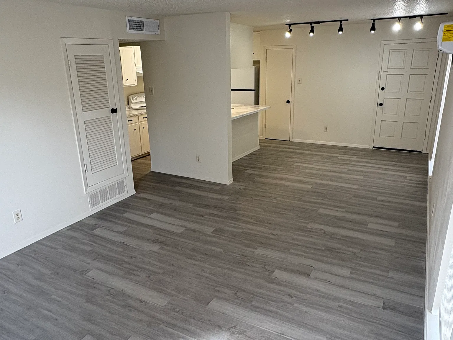 2 bed, 1100 sqft, $1,650 — Photo 2