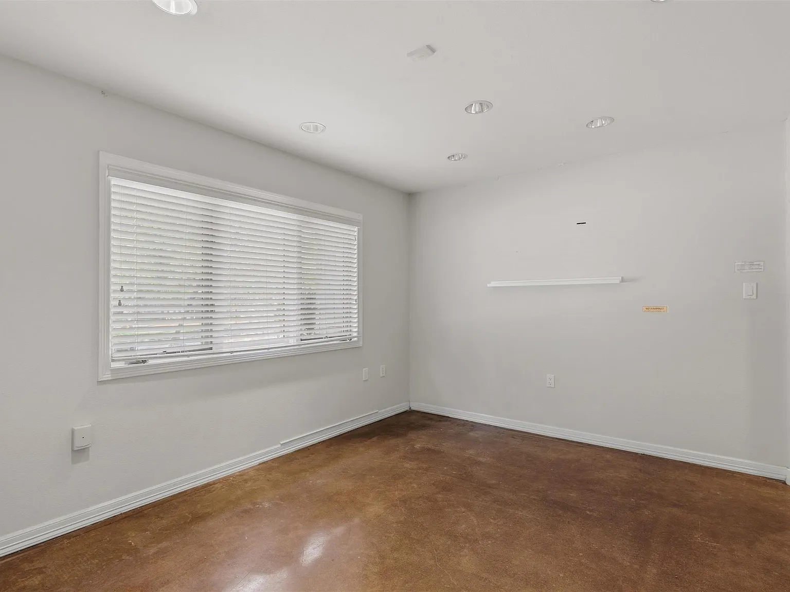 6 bed, 4.5 bath, 3567 sqft, $3,995 — Photo 4