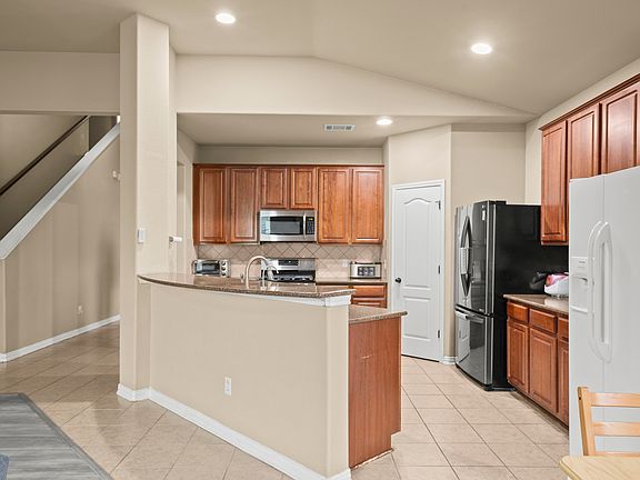 4th image of 370 Bloomsbury Dr