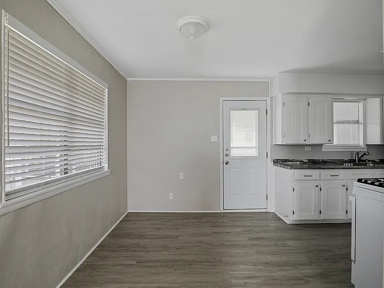 208 D St — Photo 3