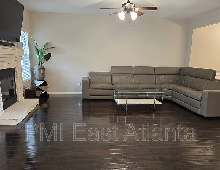 422 Live Oak Pass — Photo 4