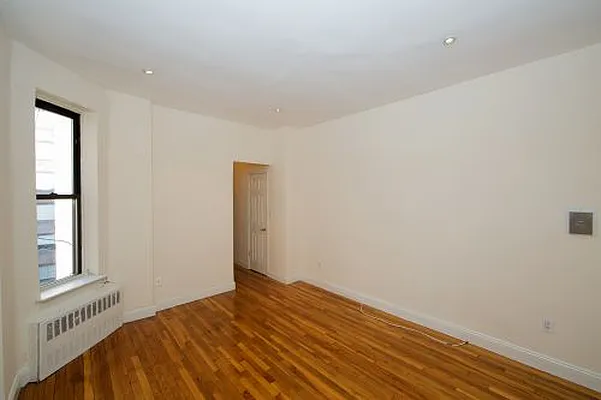 Rented by Icon Realty Management | media 9