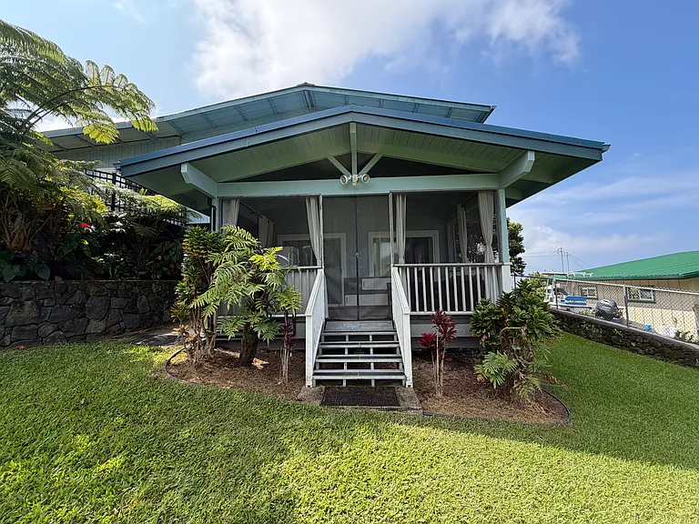 View of the back entrance to screened lanai