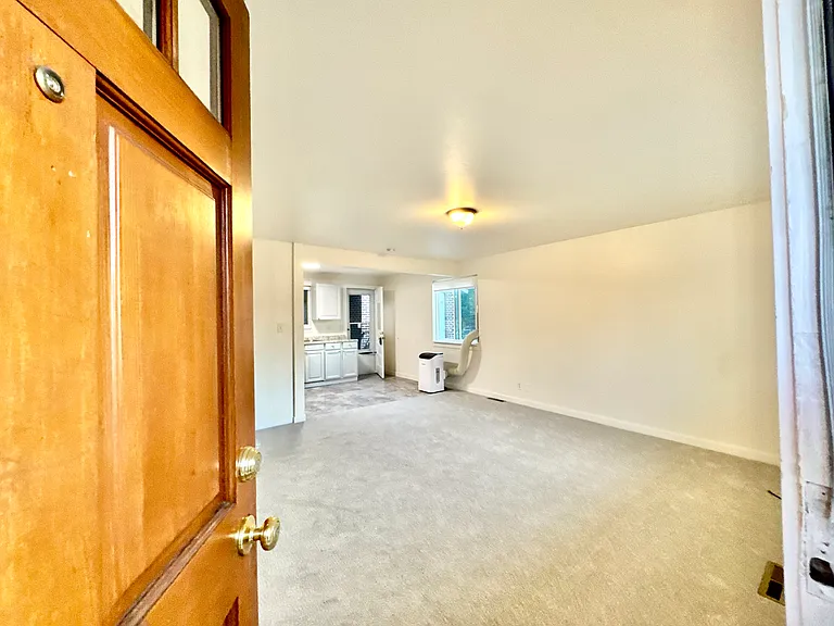 Aurora Ave — Photo 4