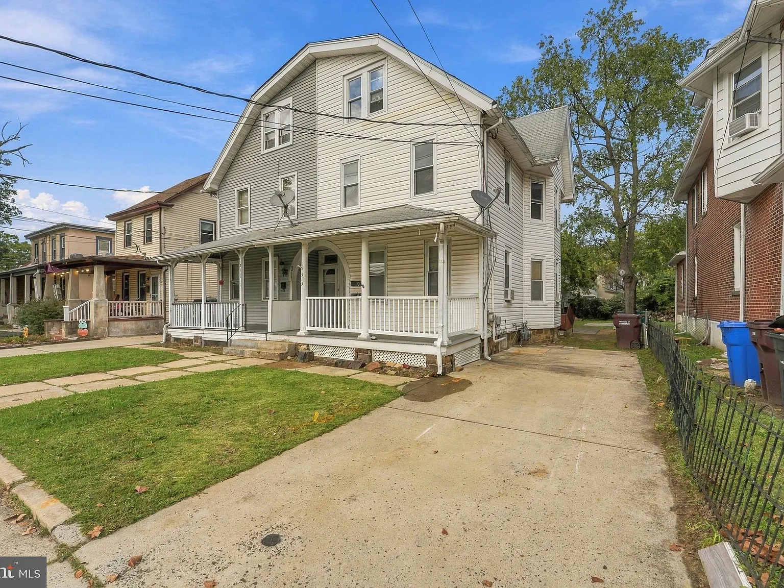3 bed, 1.0 bath, 1764 sqft, $1,900 — Photo 2