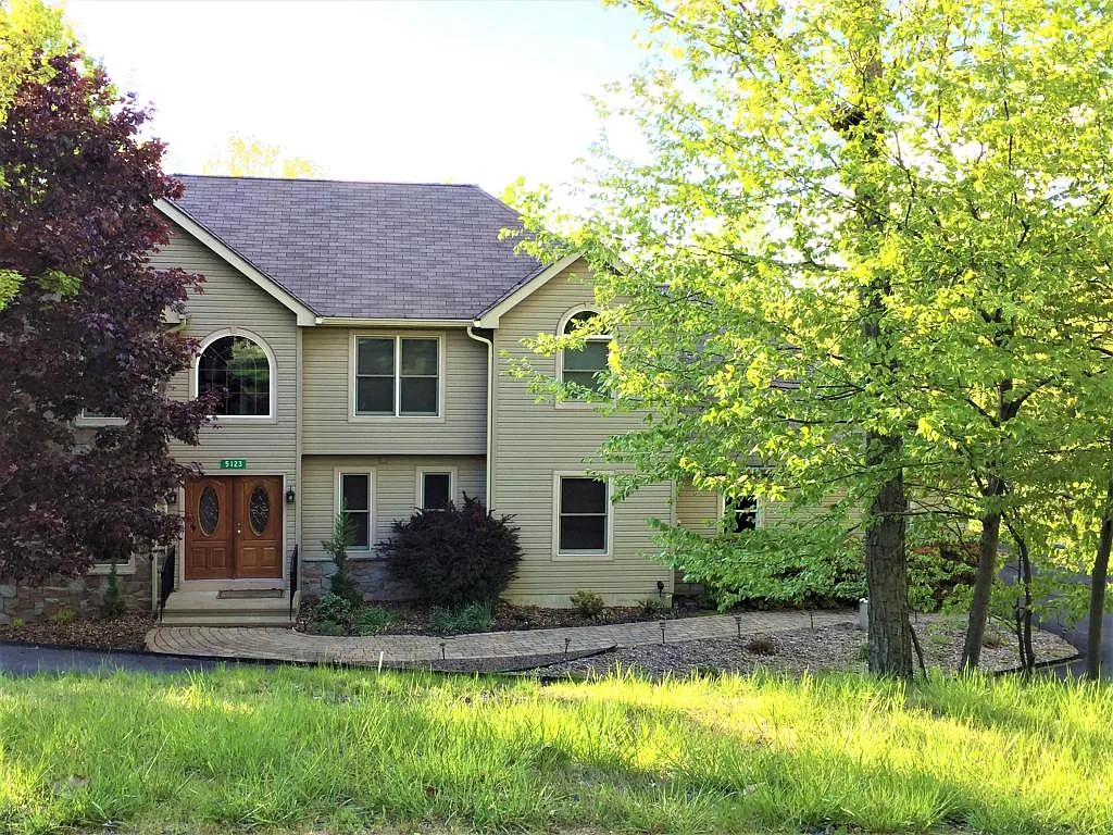 5123 Lake Dr photo 1