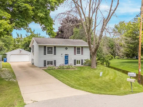 1358 Glenview Dr, Neenah, WI 54956