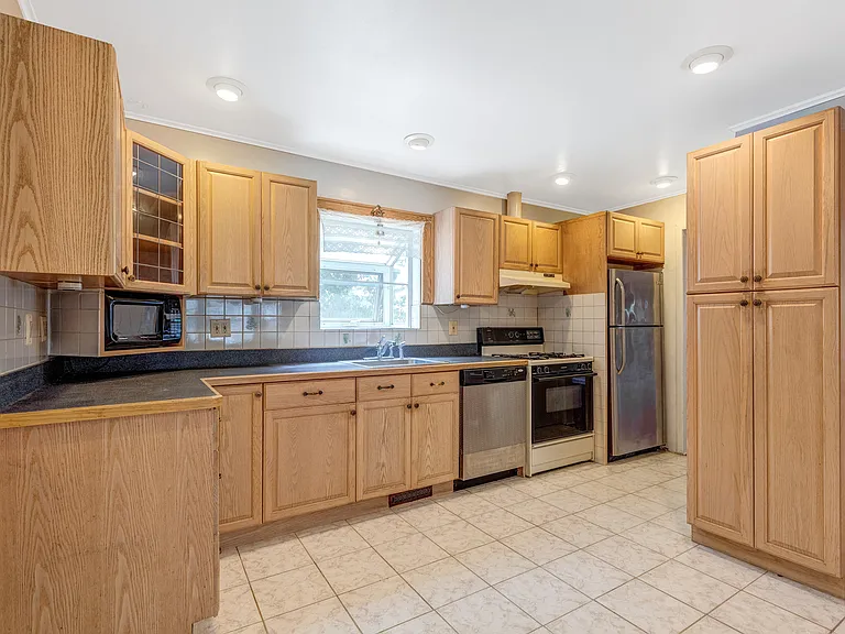 57 Amherst Pl — Photo 1