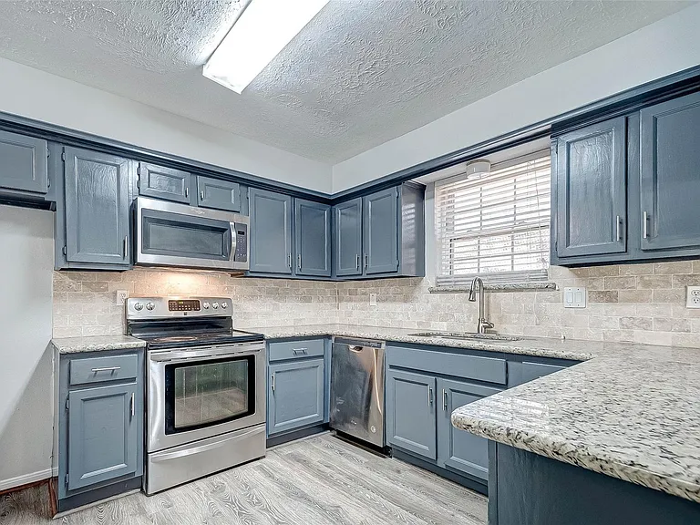 2723 Colony Dr — Photo 17
