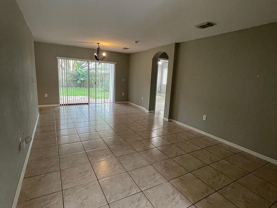 Living room/ dining