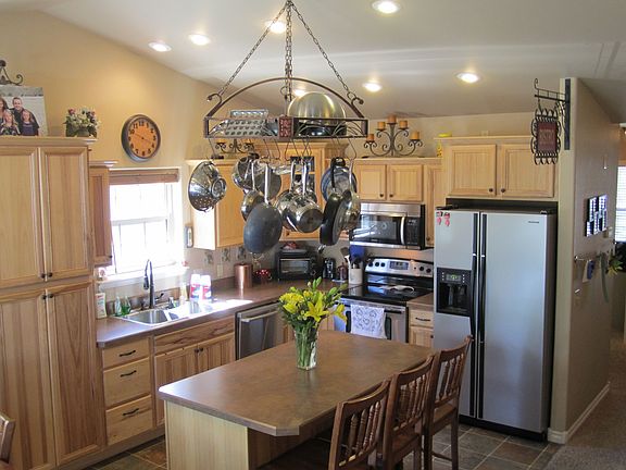 Great open kitchen with high end stainless steal appliances