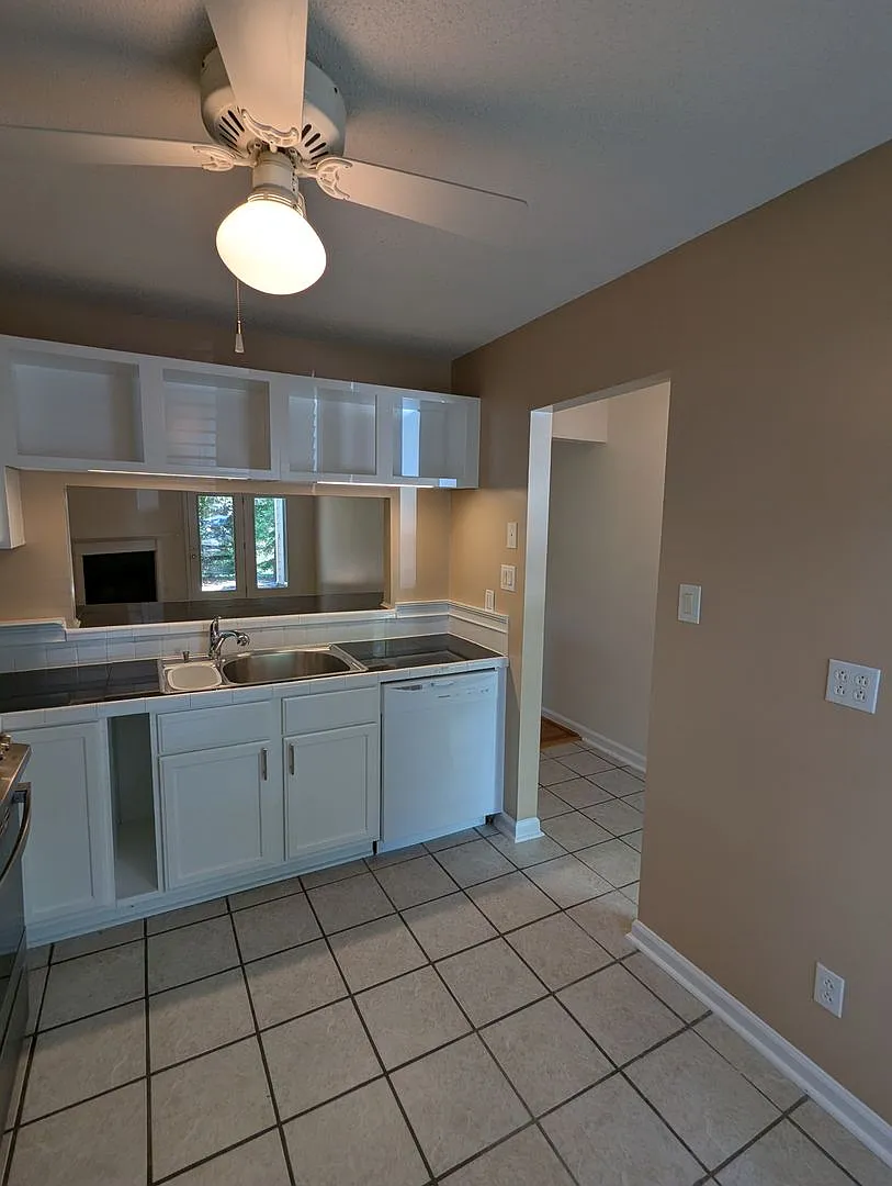 Beautiful townhouse with lakeside views, convenient to Chapel Hill and Durham! — Photo 3