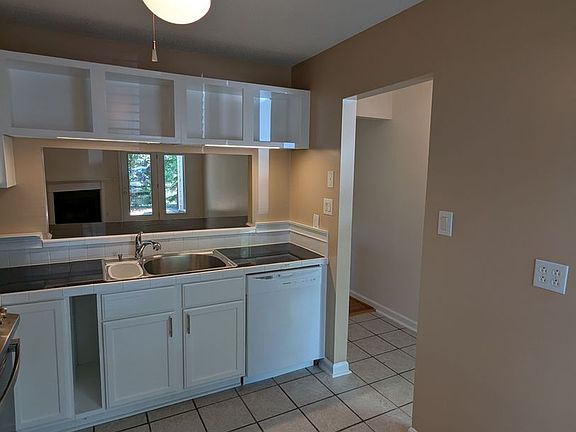 5th image of 220 Saint Andrews Ln