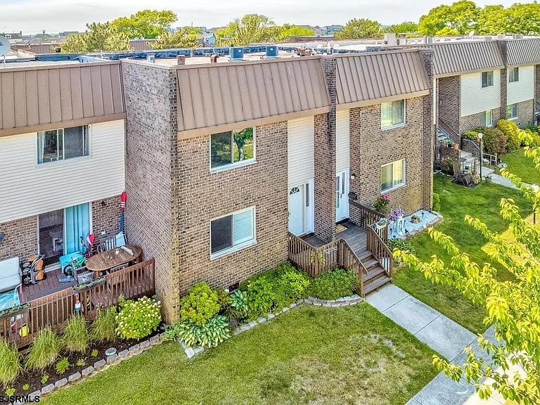 801 Dudley Ct #1402 — Photo 37