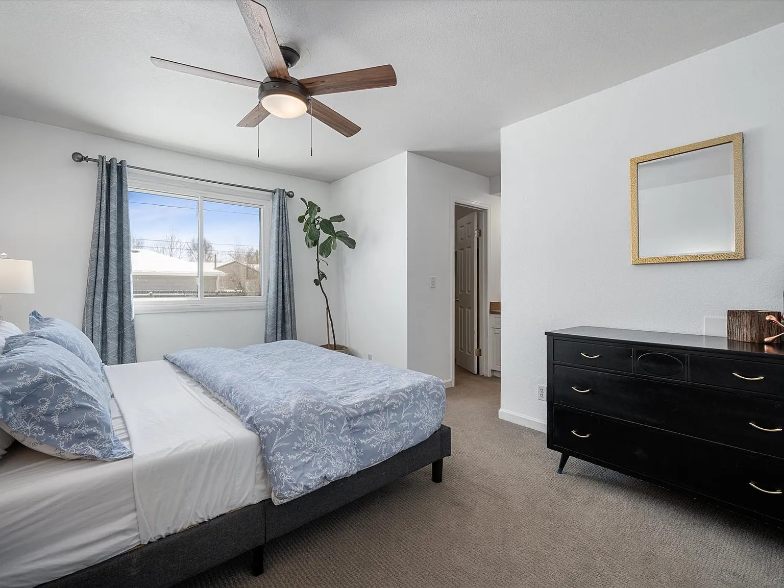 5 bed, 3.5 bath, 2630 sqft, $5,950 — Photo 4