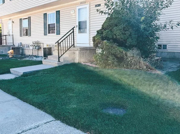 28225 Raleigh Crescent Dr, Chesterfield, MI 48051