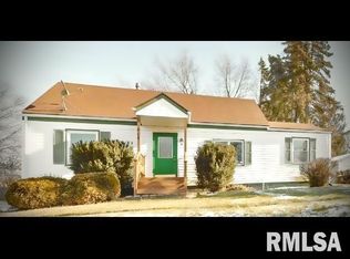 818 10th St, Silvis, IL 61282