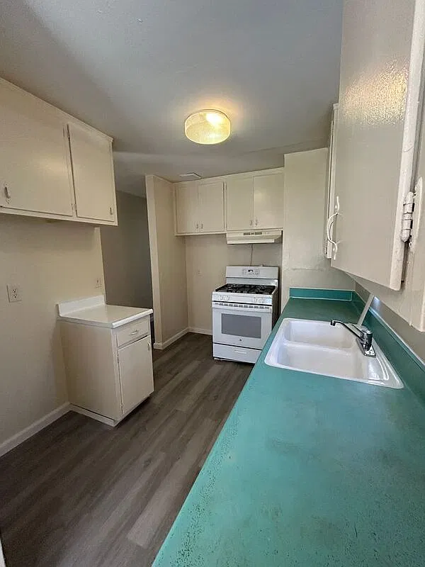 3 bed, 2.0 bath, 1000 sqft, $2,800 — Photo 3