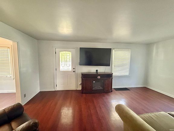 5th image of 2809 E Oak St