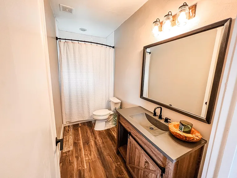 Hall Bath on 2nd floor