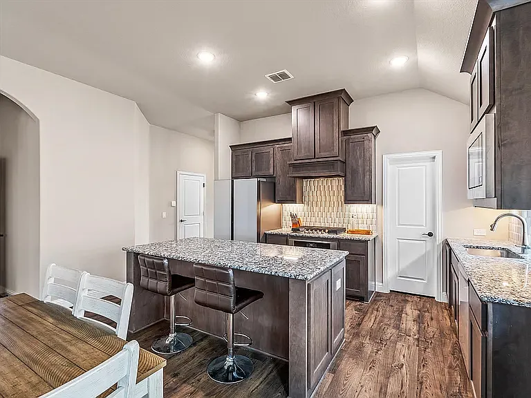 905 Sedona St — Photo 5