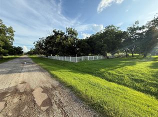 315 Pony Ln, Wallis, TX 77485