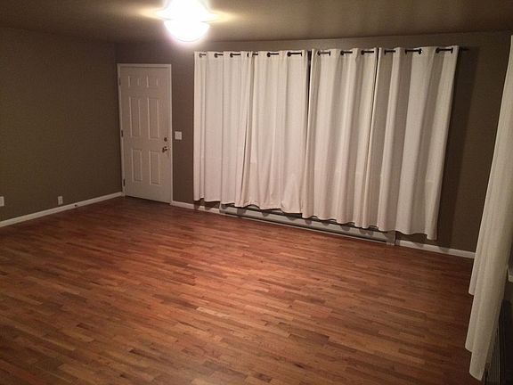 Spacious Clean Livingroom