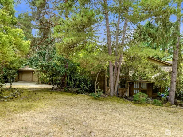 2305 88th Avenue NE, Clyde Hill, WA 98004