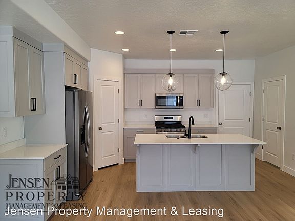 5th image of 2660 Gray Birch Ln
