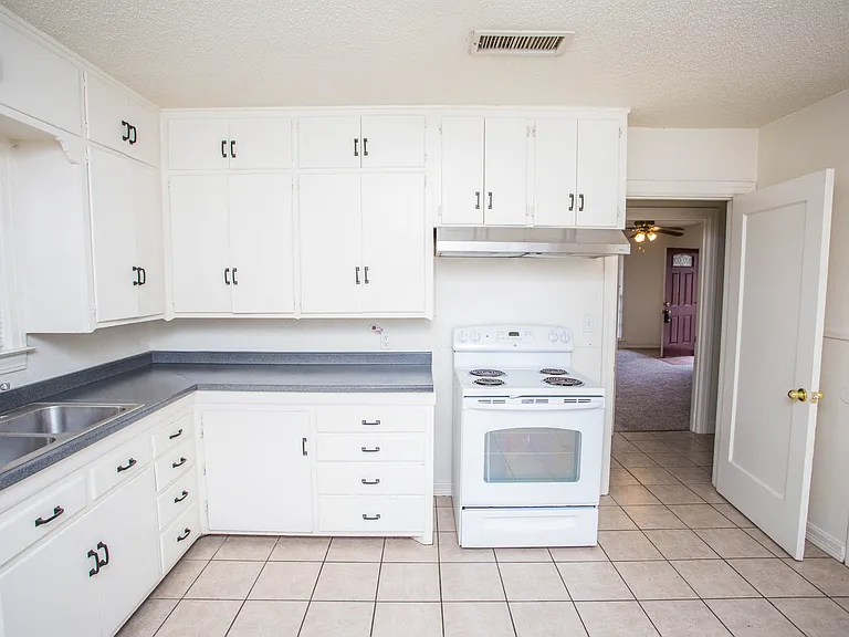 2319 21st St — Photo 14