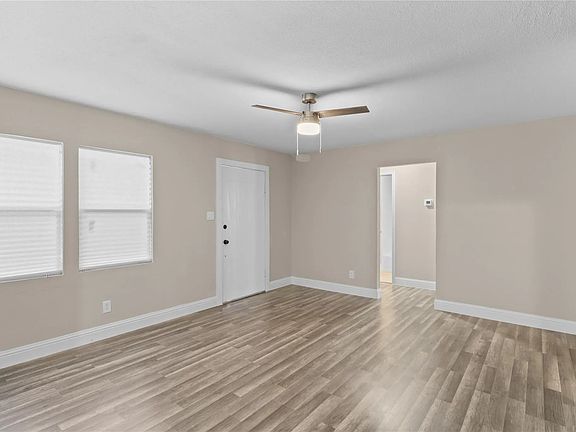 Living room/entry