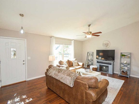 3rd image of 639 Weeping Willow Ln
