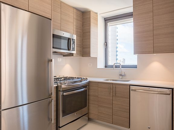 3rd image of 235 W 48th St APT 21L