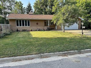 842 Fir Ave, Bird Island, MN 55310