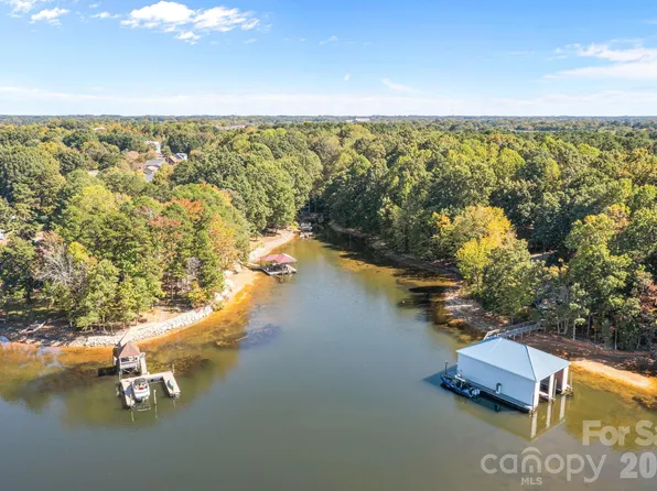 19322 Yachtman Dr, Cornelius, NC 28031