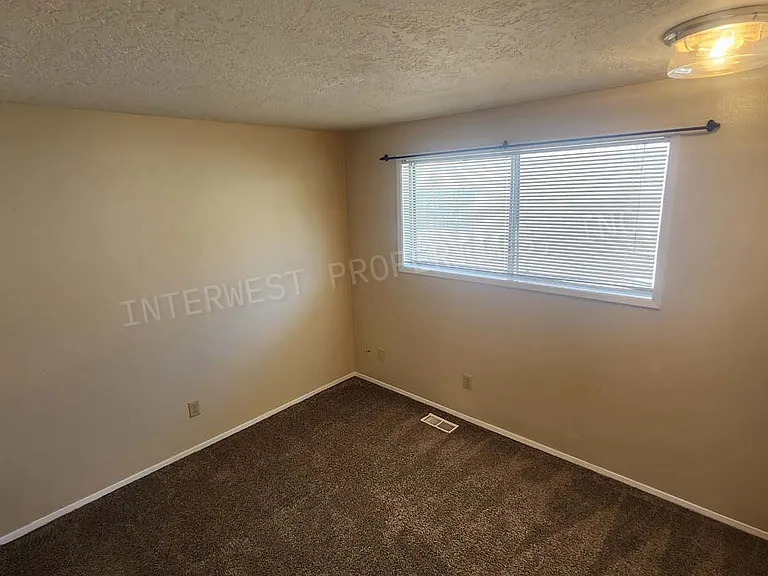 265 SW Salix Ter — Photo 3