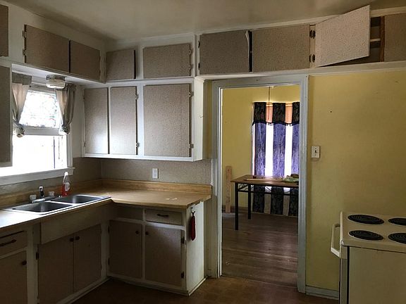 5th image of 1202 E Filmore Ave