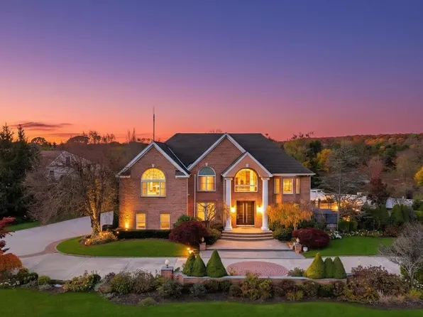 2 Old Bridge Court, Melville, NY 11747