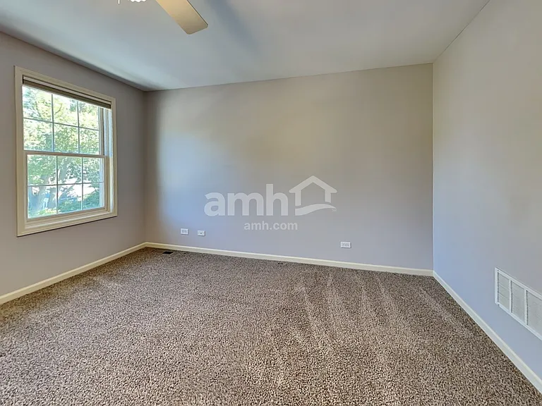576 N River St — Photo 14
