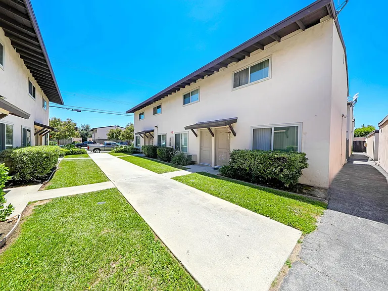 Villa Azusa Apartments — Photo 11