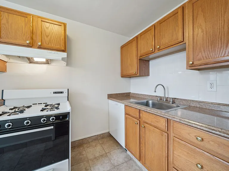 640 Southcrest Dr — Photo 2